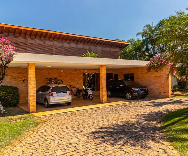 Refúgio Natural com Arquitetura Atemporal no Vila Real