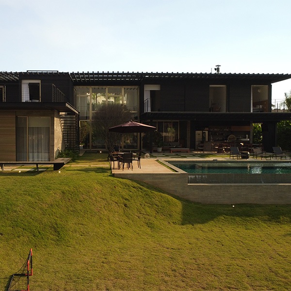 Casa de Luxo à Venda no Condomínio Terras de São José II com 8 Suítes e Projeto Assinado