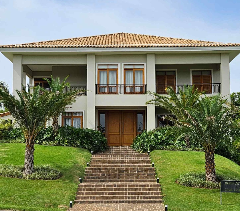 Ampla casa com quintal extenso 