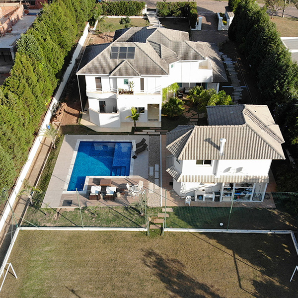 Casa com extenso quintal