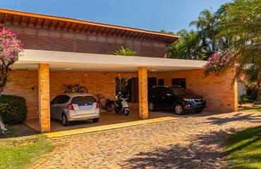 Refúgio Natural com Arquitetura Atemporal no Vila Real