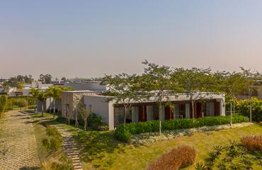 Refúgio Contemporâneo com Sofisticação Natural no Terras de São José II