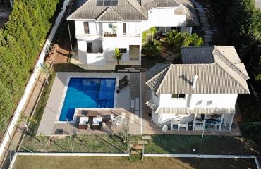 Casa com extenso quintal